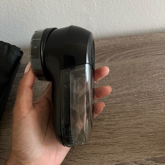 Electric lint remover - Picture 1 of 8